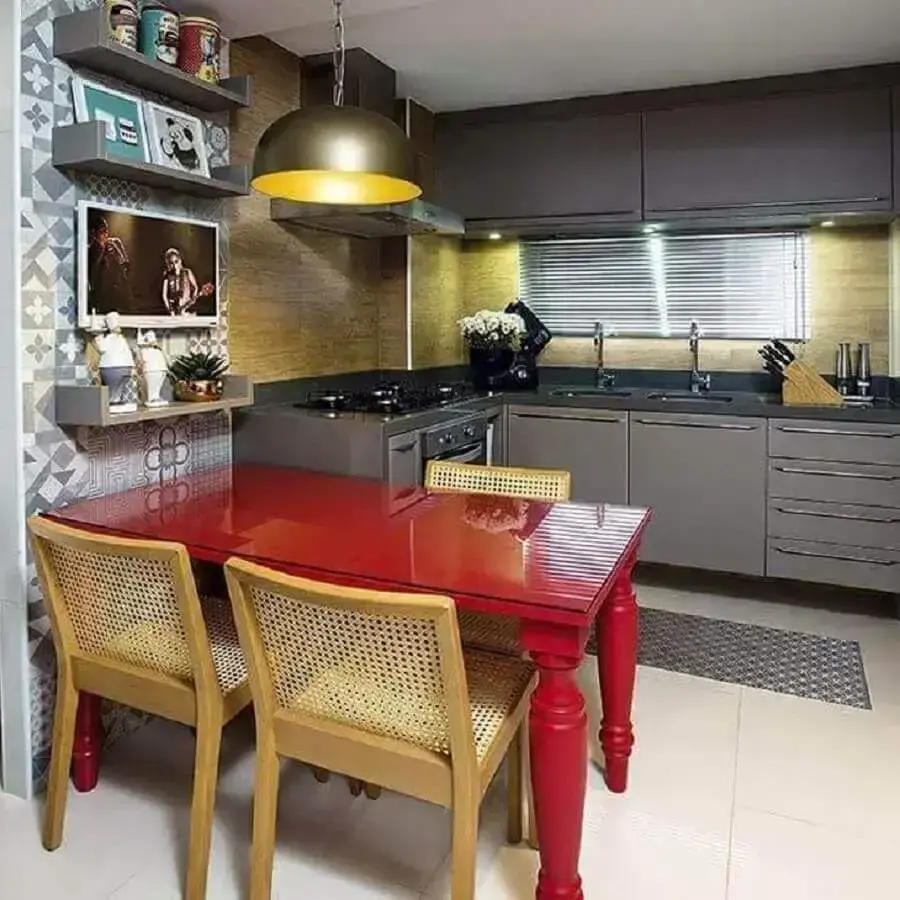 pendente para cozinha planejada com armários cinza e mesa vermelha Foto Renovatto Design Interiores