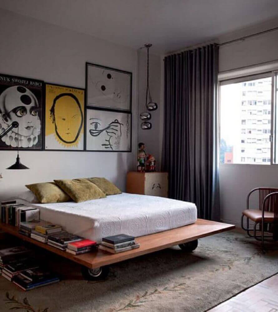 quadros para quarto masculino com pendente prata e cama de madeira