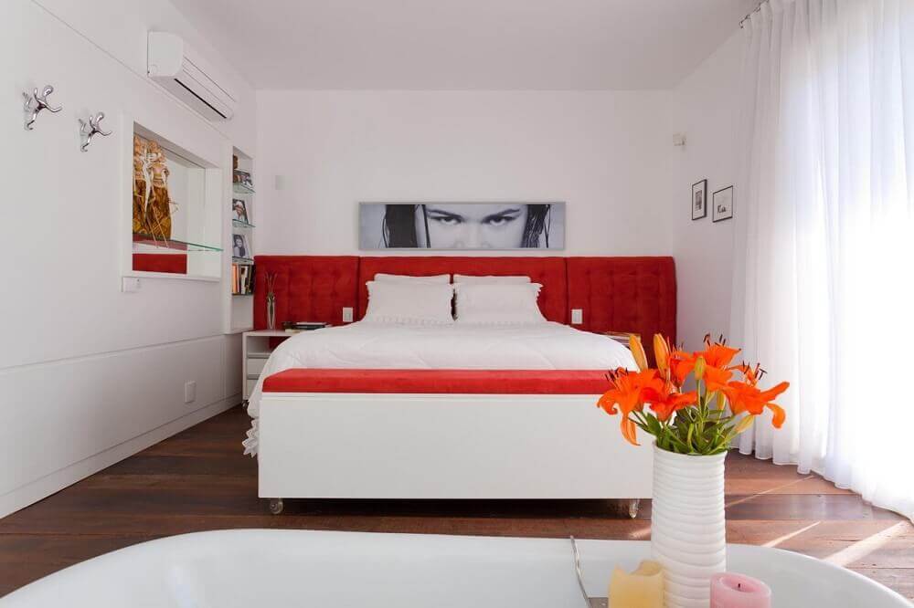 quarto branco com cabeceira estofada casal vermelha de veludo