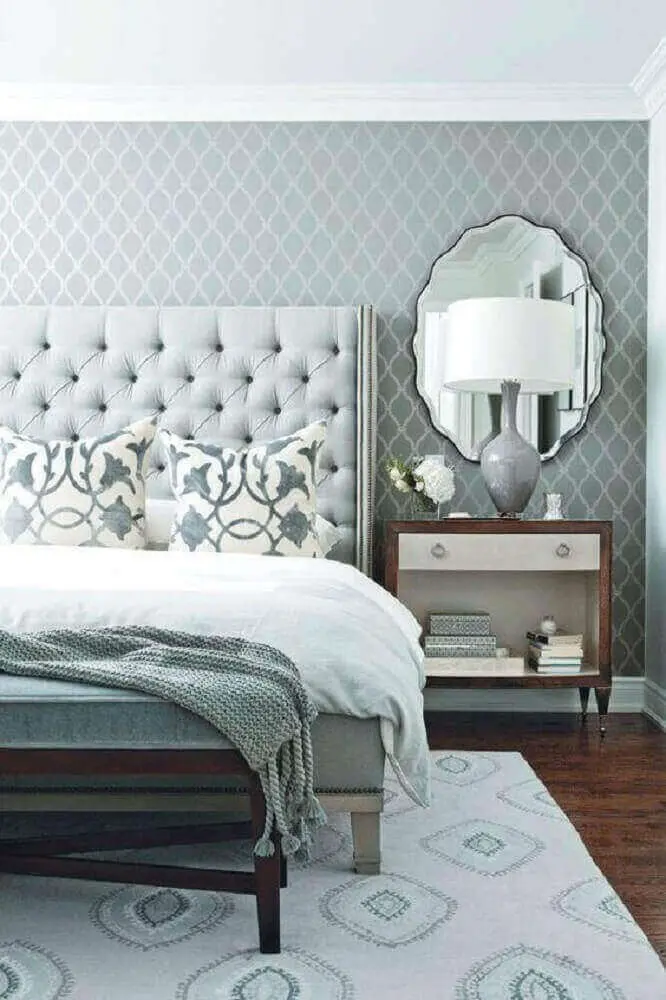 quarto de casal com decoração em tons de cinza e papel de parede