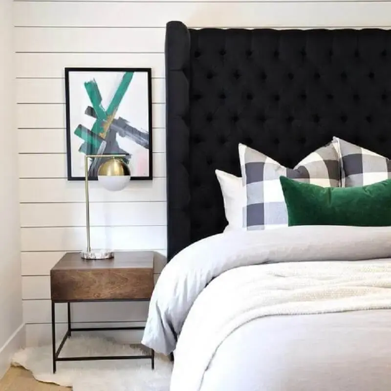quarto de casal decorado com criado mudo de madeira e cabeceira estofada capitonê preta Foto Graham Hill Design
