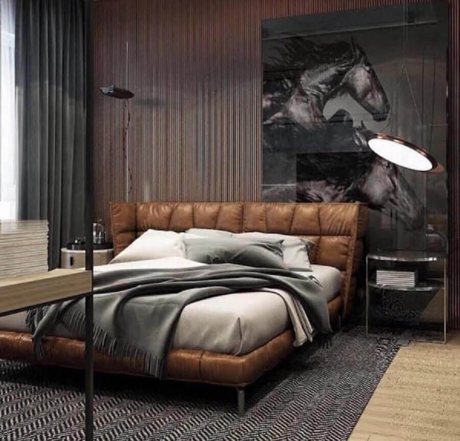 quarto masculino decorado com quadros de cavalo e cama de couro
