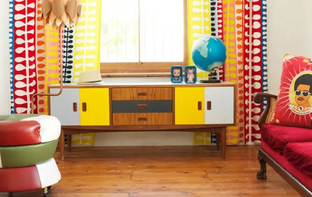 rack retrô de madeira com portas coloridas para decoração de sala simples