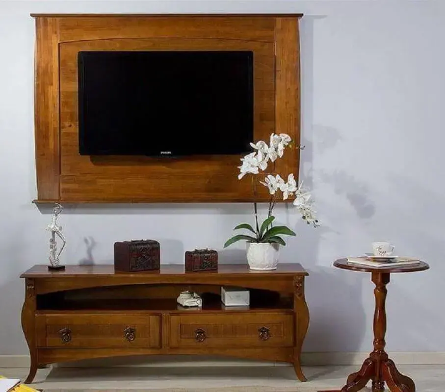 sala com rack retrô de madeira com painel de tv