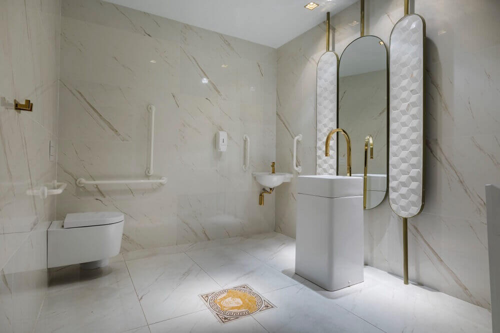torneira de piso para banheiro com detalhes em dourado