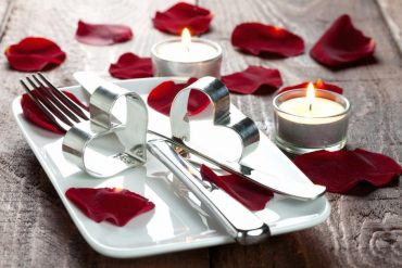 Jantar romântico com pétalas na mesa