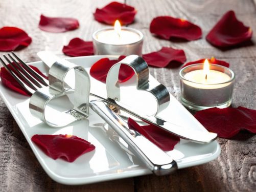 Jantar romântico com pétalas na mesa