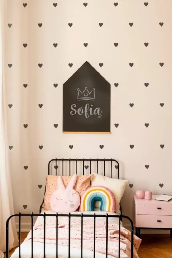 Adesivos para parede de quarto infantil com formato de coração. Fonte: Papel Decor