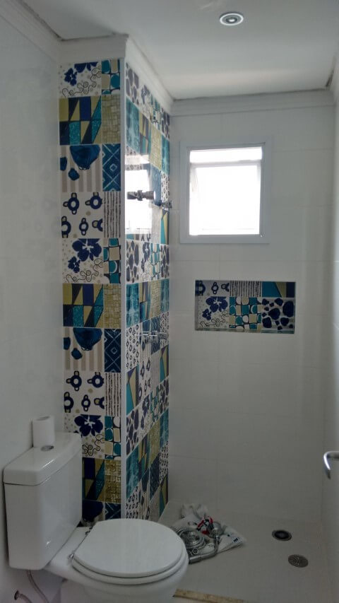 Azulejo para banheiro decorativo em parede e nicho Projeto de Christiane Kizzy Fritzsons