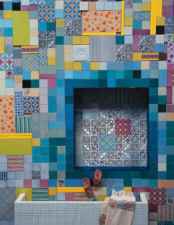 Azulejo para banheiro em patchwork encanta a decoração do espaço