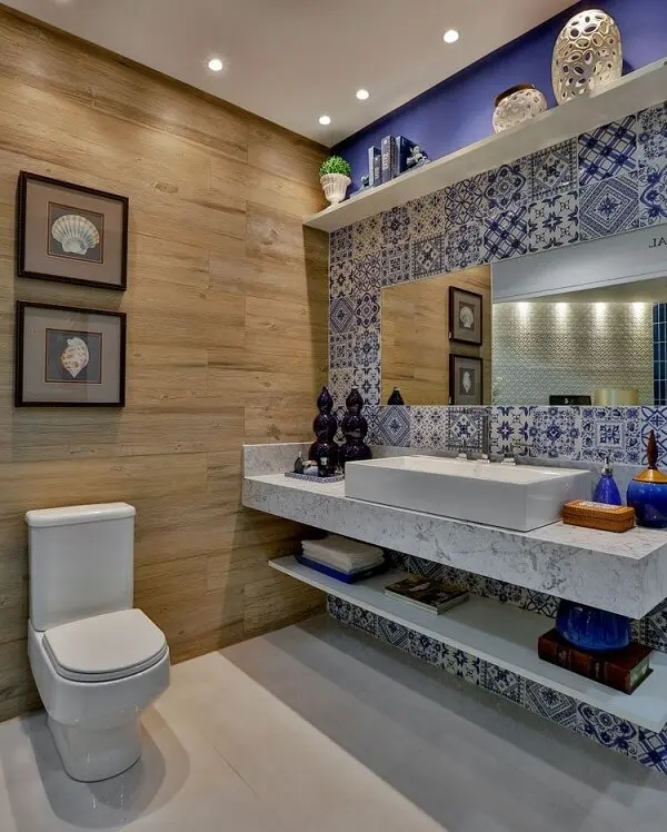 Azulejo para banheiro em patchwork se contrasta com a bancada de mármore