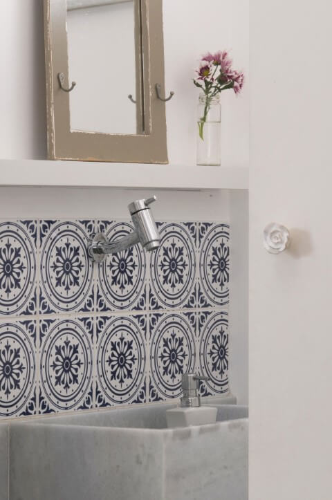 Azulejo para banheiro estilo mosaico Projeto de Erika Gibrin