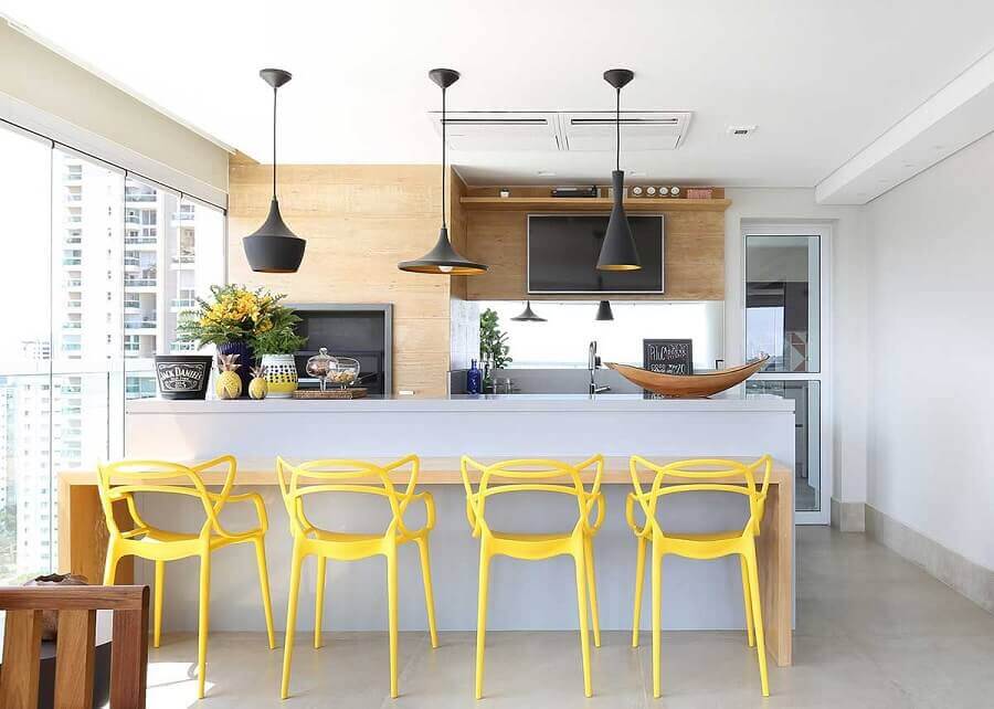 Cadeira amarela para decoração apartamento com área gourmet moderna com churrasqueira Foto Karen Pisacane
