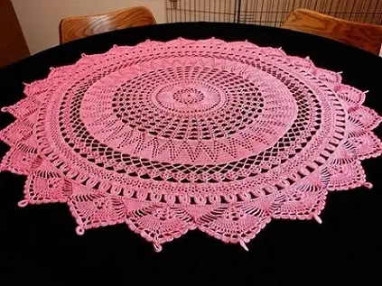 Centro de mesa de crochê arredondado cor de rosa