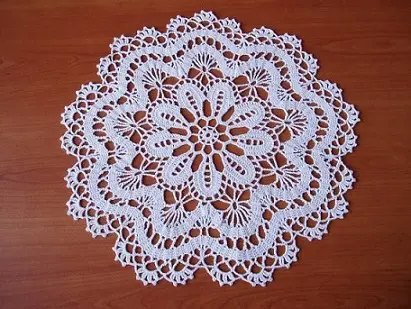 Centro de mesa de crochê branco com padrão de flor