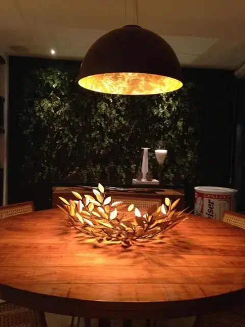 Centro de mesa de folhas com luminária suspensa Projeto de Rodrigo Martinelli