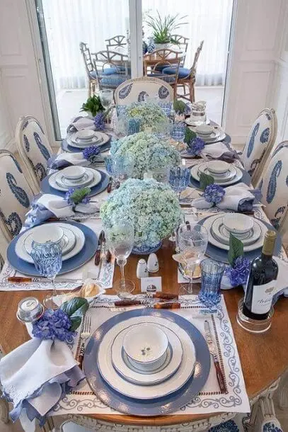 Centro de mesa de jantar azul com hortênsias