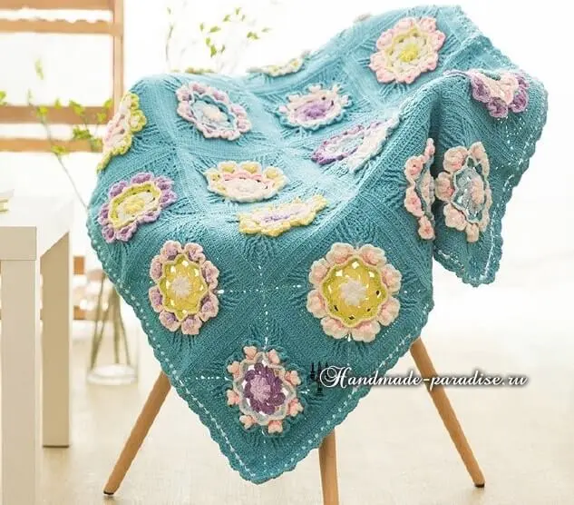 Colcha de crochê azul com flores
