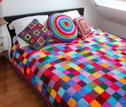 Colcha de crochê colorida com quadrados