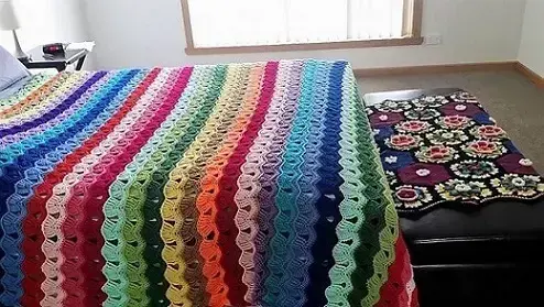 Colcha de crochê colorida com várias cores