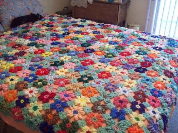 Colcha de crochê com flores coloridas