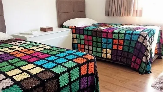 Colcha de crochê com quadrados coloridos