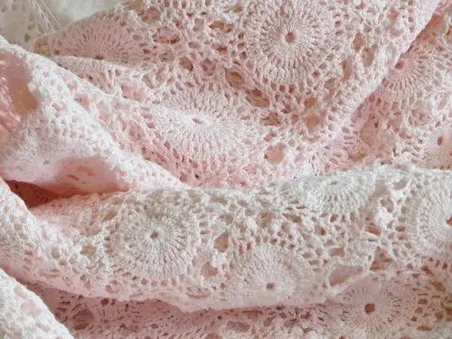 Colcha de crochê rosa