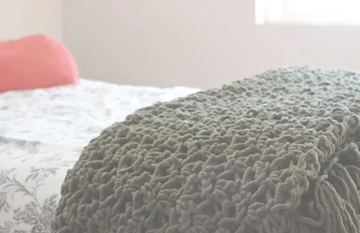Colcha de crochê sobre a cama