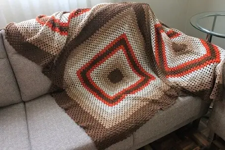 Colcha de crochê sobre sofá