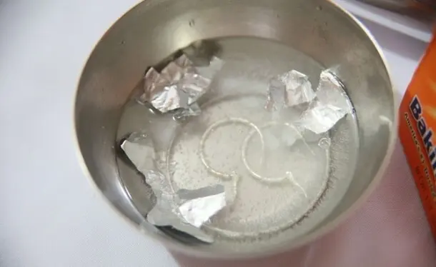 Como limpar prata com papel alumínio em recipiente de metal