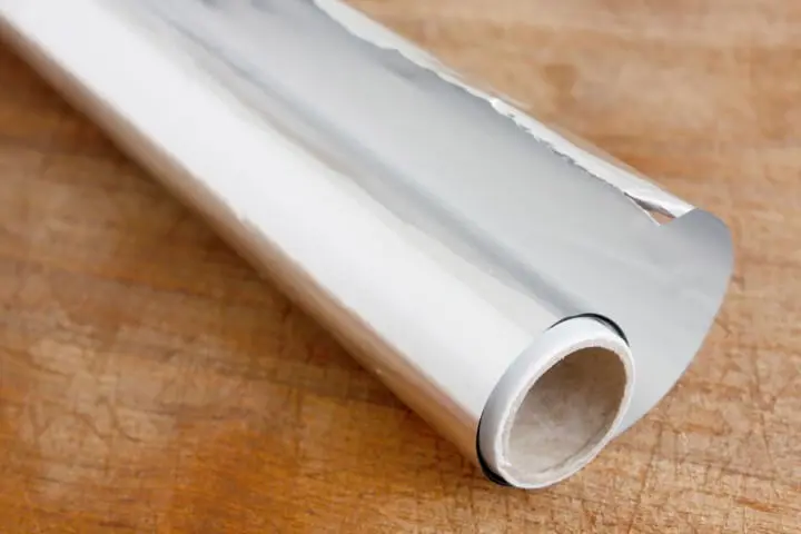 Como limpar prata com papel alumínio