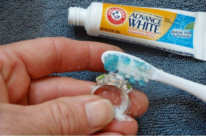 Como limpar prata com pasta de dente