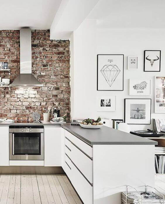 Cozinha branca com papel de parede 3D de tijolos