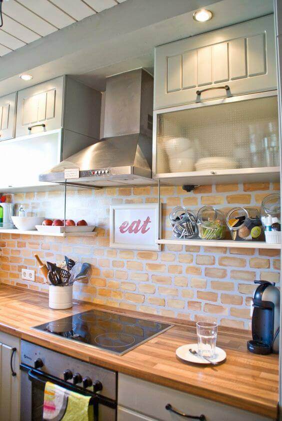 Cozinha com papel de parede 3D de tijolinhos