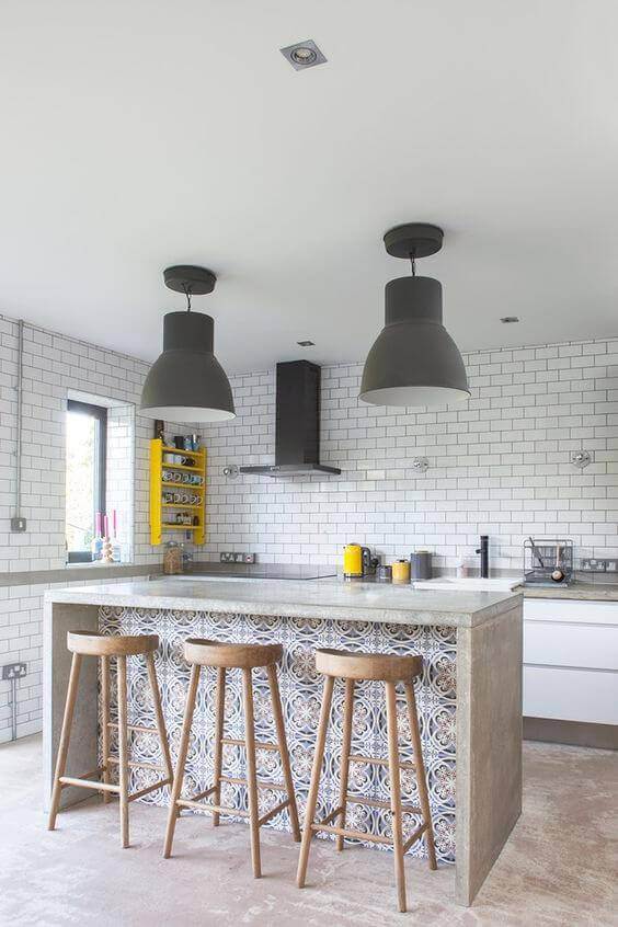 Cozinha com papel de parede de azulejo