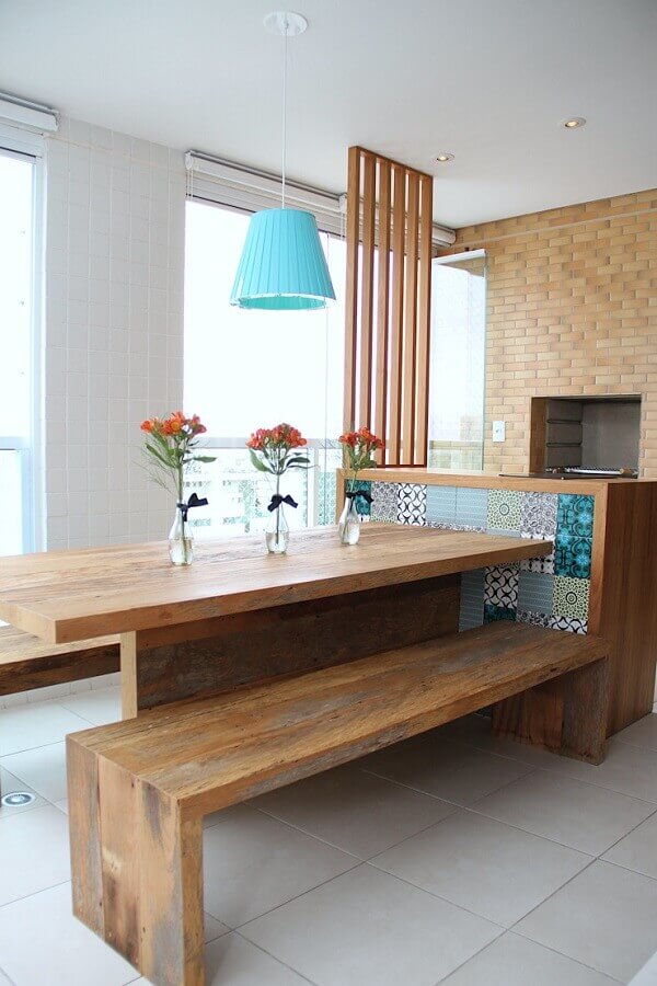 Decoração de área gourmet pequena e simples com mesa de madeira e parede tijolinho Foto Meyercortez Arquitetura e Design