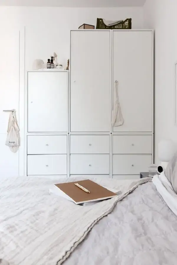 Decoração clean com guarda roupa modulado branco. Fonte: Pinterest