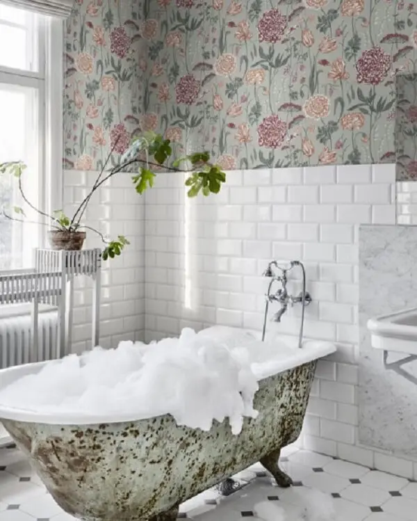 Decoração criativa com papel de parede floral e azulejo para banheiro metrô