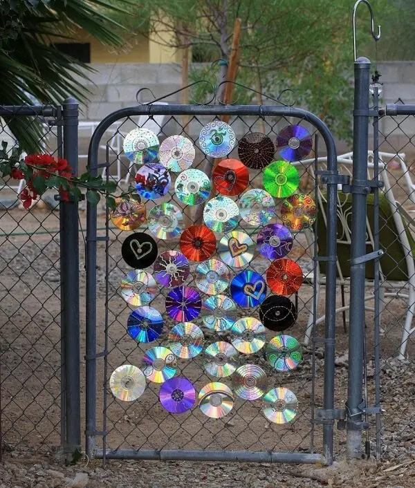 Decore o portão do quintal com pedaços de CD
