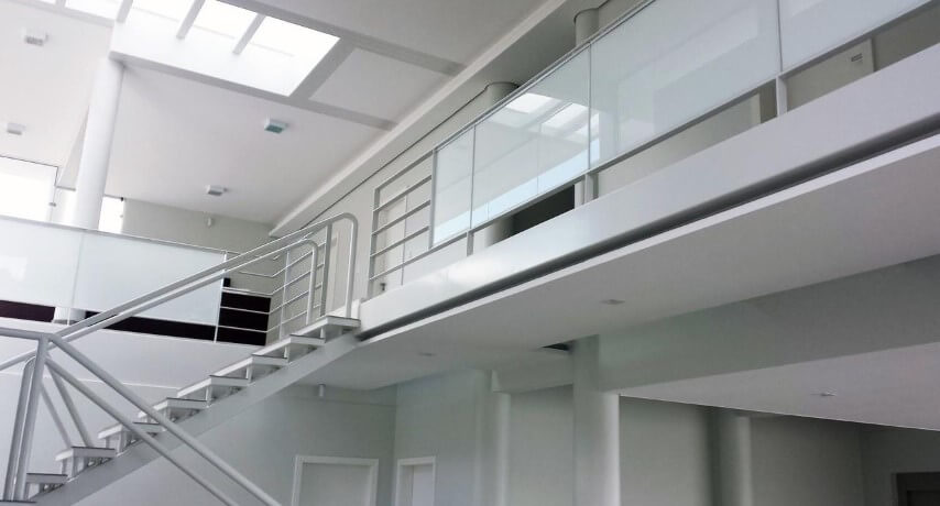 Escada de ferro branca Projeto de Barillari Arquitetura