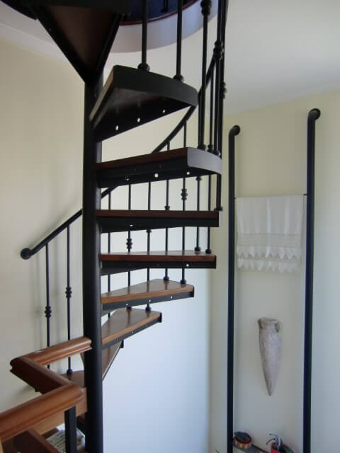 Escada de ferro caracol com madeira