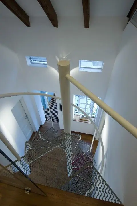 Escada de ferro com corrimão branco Projeto de Estudio Sespede