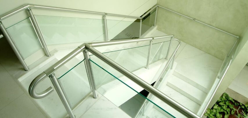 Escada de ferro com guarda-corpo de vidro Projeto de Fantin Siqueira Arquitetos