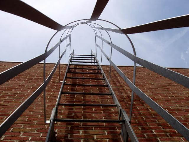 Escada de ferro externa