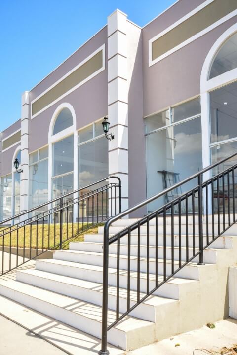 Fachada comercial com escada de ferro Projeto de Bender Arquitetura