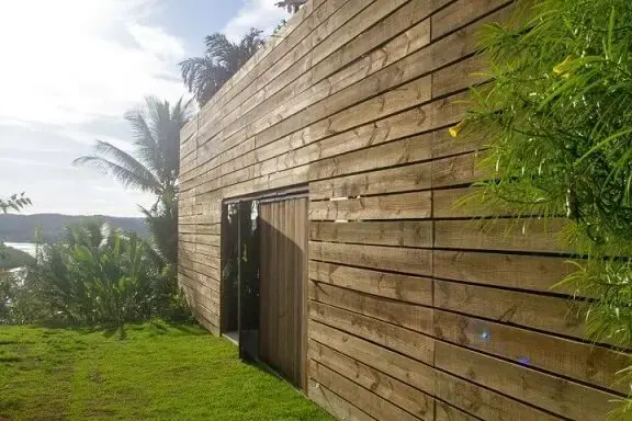 Fachada de madeira de demoliçãoProjeto de Meireles Pavan Arquitetura