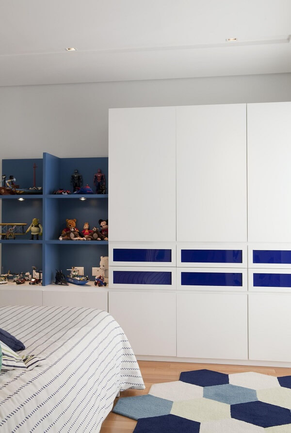 Guarda roupa modulado com acabamento branco e azul. Fonte: Marcelo Rosset Arquitetura
