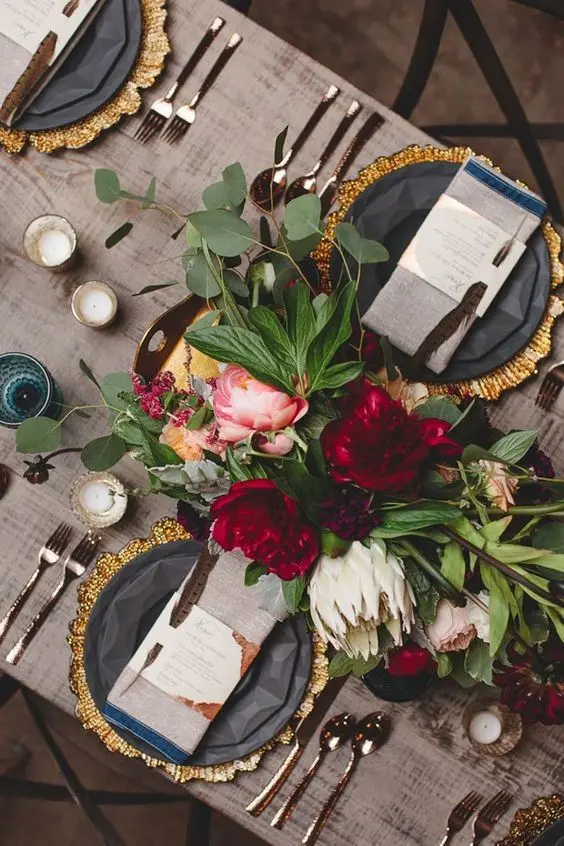 Jantar romântico com com centro de mesa floral