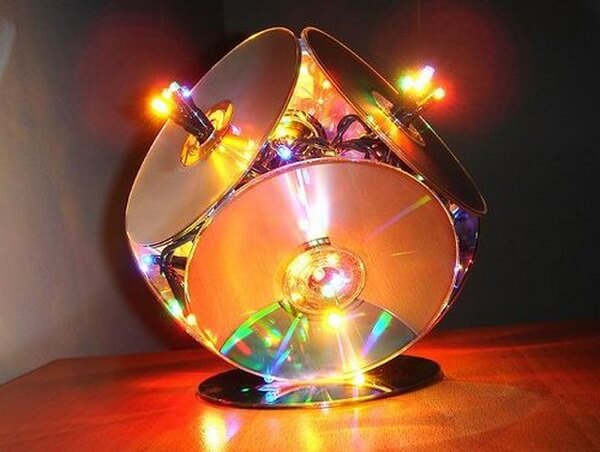 Luminária especial criada por meio do artesanato com CD