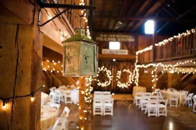Luzes suspensas para decoração de casamento rústica